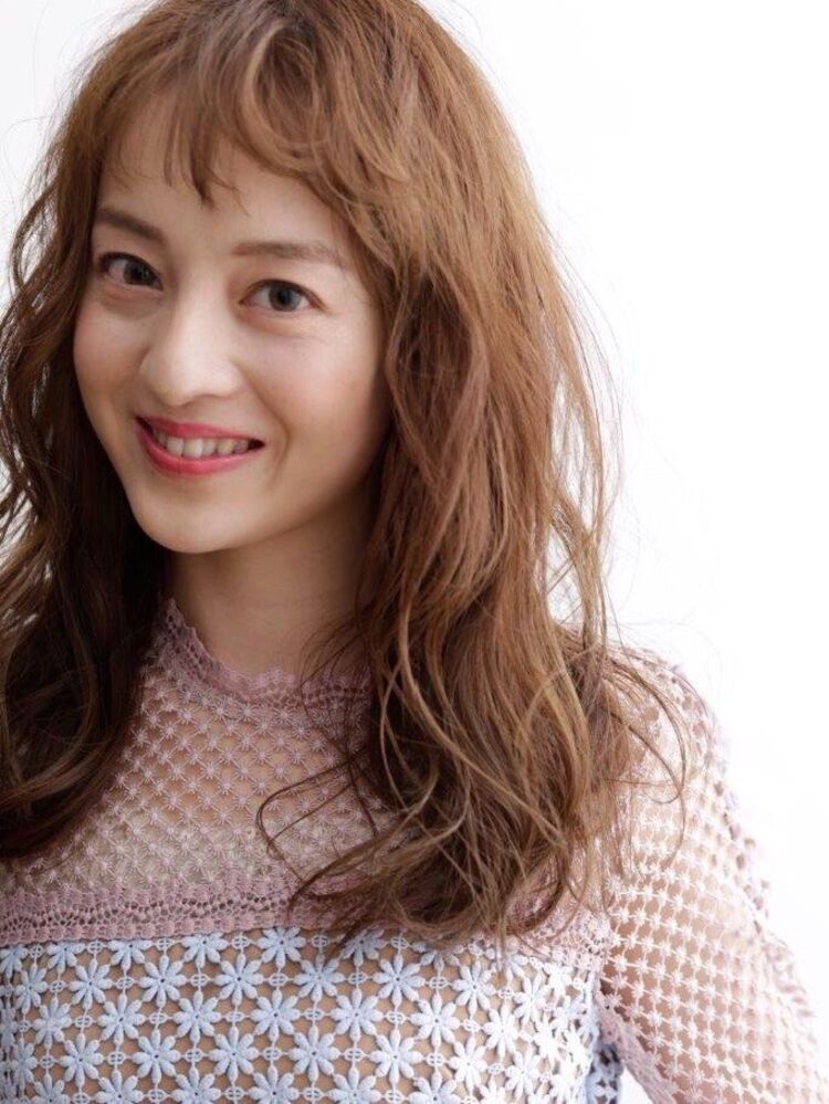 トップから揺れるウェーブがかわいいロングスタイル 短めバングで可愛さup 山本康雄 Lecoeur 名古屋のヘアスタイル情報 Yahoo Beauty