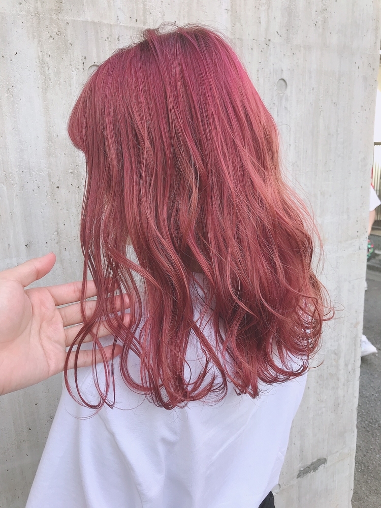 セミロング ロング ヘアカラー 冬カラー ウェーブ巻き 前髪有り 流し前髪 レッド ピンク Iki イキ しまだけーすけのヘアスタイル情報 Yahoo Beauty