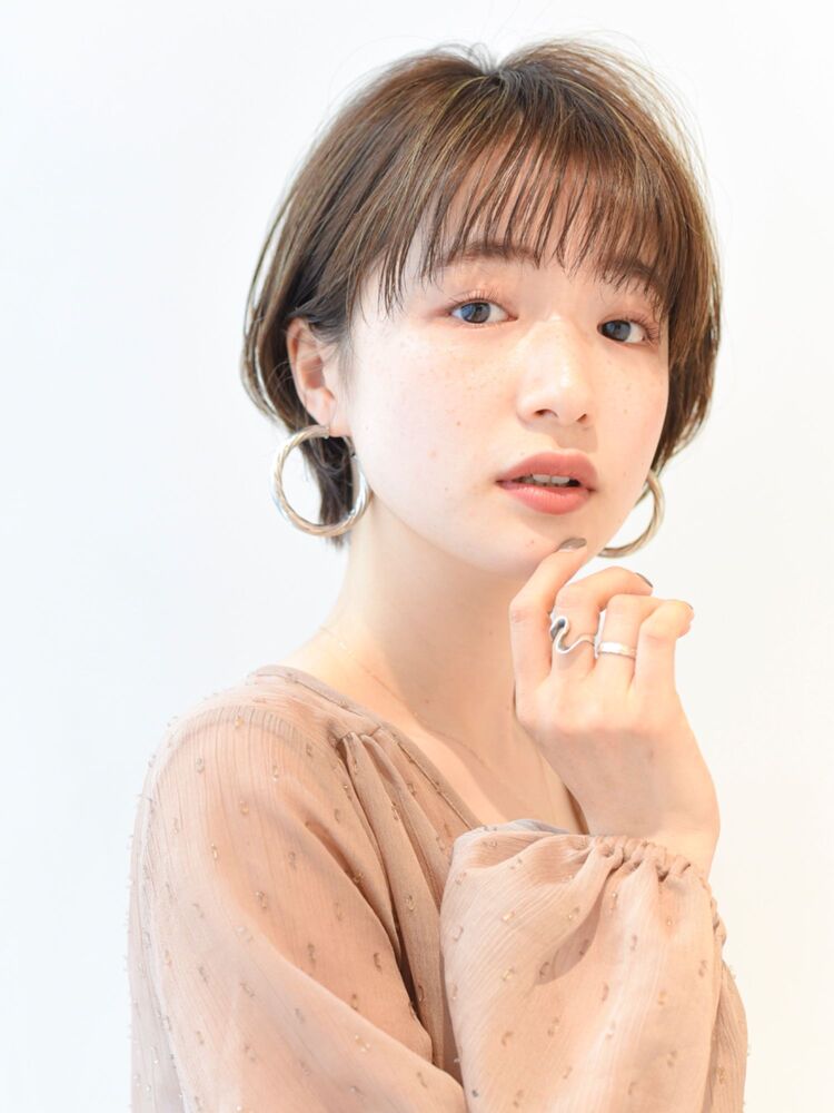 Lipps銀座安田愛佳 大人かわいいシースルーバング透明感ハイライトベージュナチュラルひし形ショート Yasudamanakaの髪型 ヘアスタイル ヘアカタログ情報 Yahoo Beauty ヤフービューティー