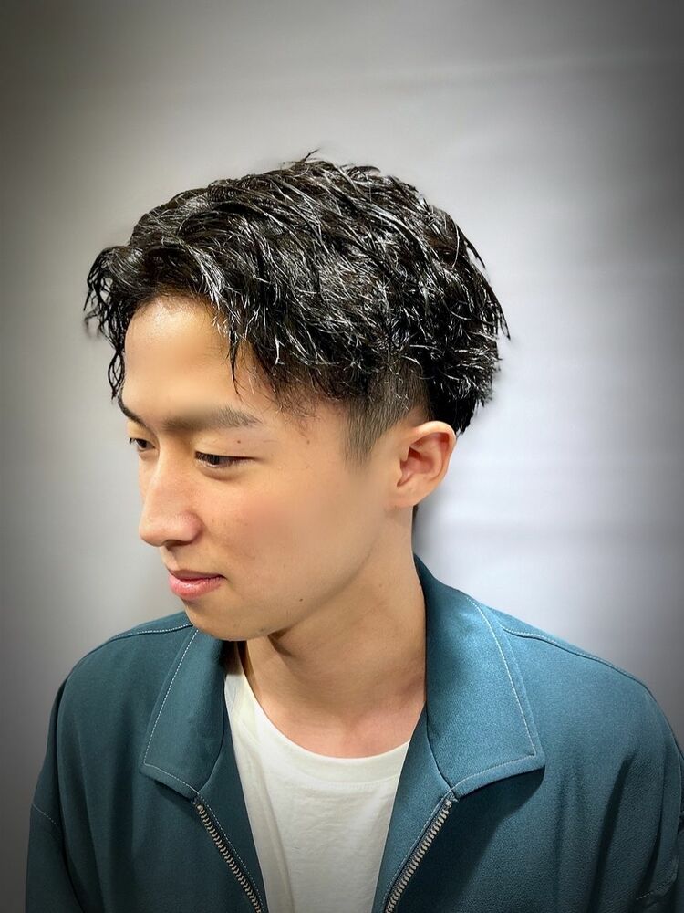 センター分けツイストスパイラルパーマ 六本木 理容師 メンズ Daisukeのヘアスタイル情報 Yahoo Beauty
