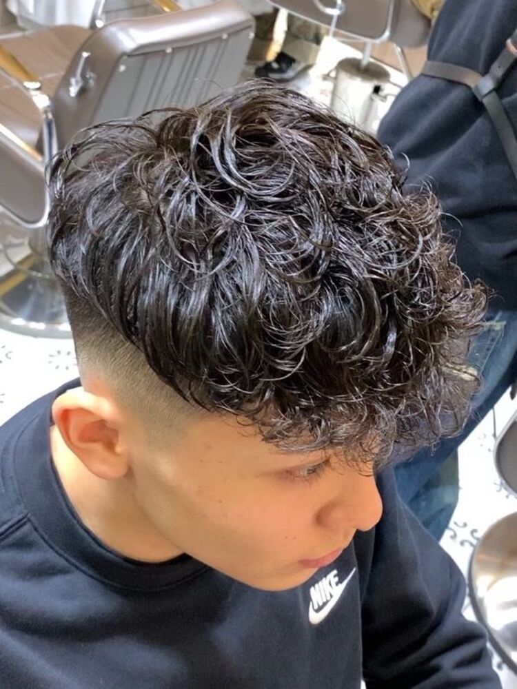 スペインカール メンズパーマ ツイストパーマ ツーブロック マッシュヘア スパイラルパーマ Groomer S Tokyo グルーマーズトウキョウ 佐藤龍 フェード スペインカールの髪型 ヘアスタイル ヘアカタログ情報 Yahoo Beauty ヤフービューティー