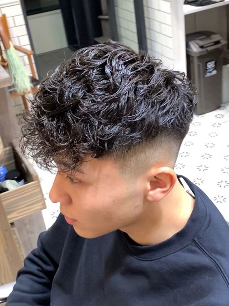 スペインカール メンズパーマ ツイストパーマ ツーブロック マッシュヘア スパイラルパーマ Groomer S Tokyo グルーマーズトウキョウ 佐藤龍 フェード スペインカールの髪型 ヘアスタイル ヘアカタログ情報 Yahoo Beauty ヤフービューティー