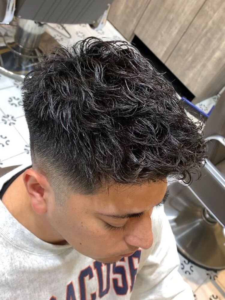 スペインカール メンズパーマ ツイストパーマ ツーブロック マッシュヘア スパイラルパーマ Groomer S Tokyo グルーマーズトウキョウ 佐藤龍 フェード スペインカールの髪型 ヘアスタイル ヘアカタログ情報 Yahoo Beauty ヤフービューティー