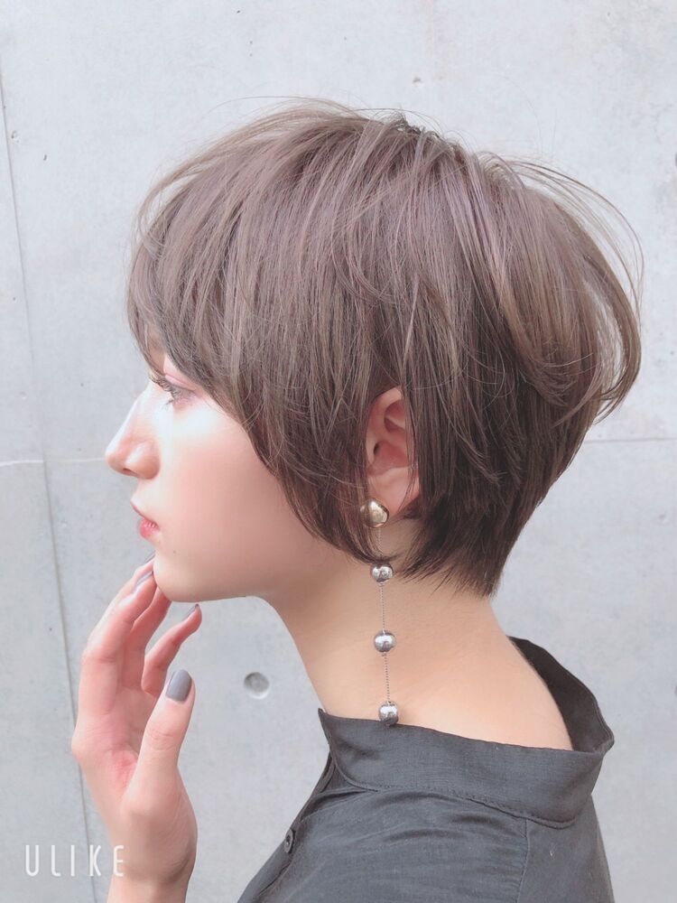 耳掛けピアスが大人かわいいショートスタイル ハイライト入れてネイビーを上からオン Le A 渋谷 レアシブヤ 小暮 将充のヘアスタイル情報 Yahoo Beauty