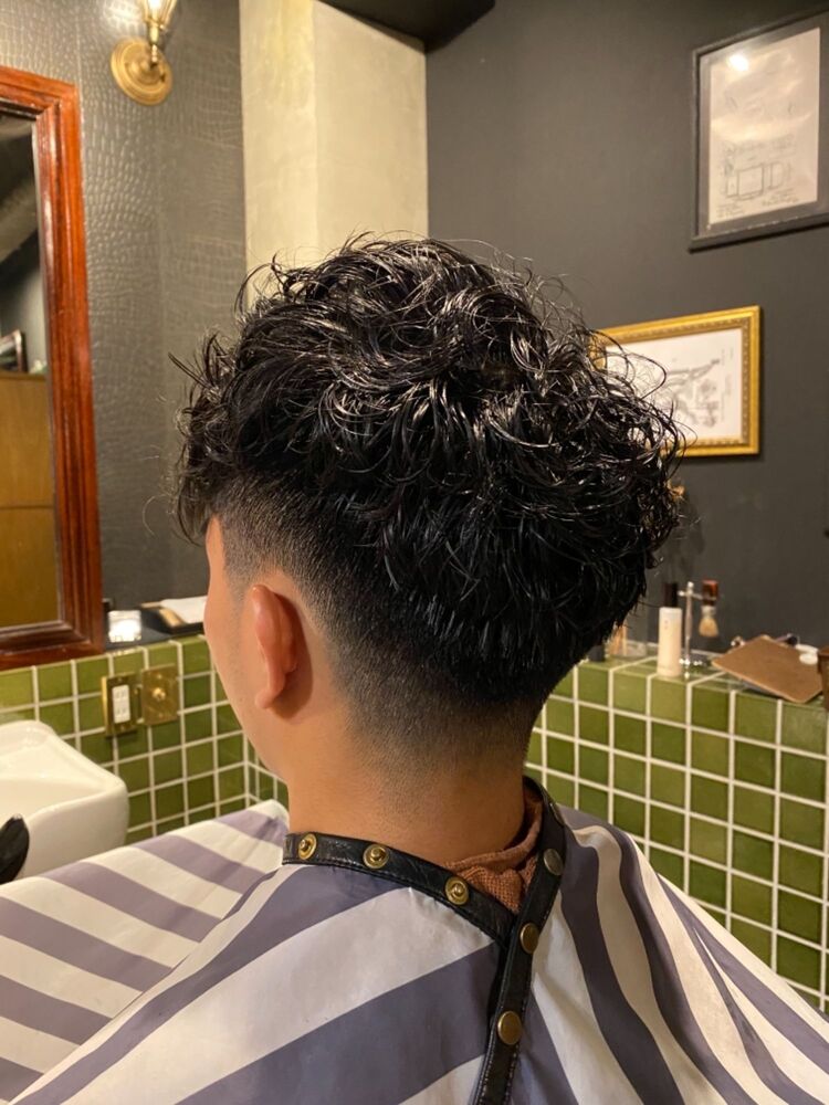 ツーブロックにスパイラルパーマを施したグラメパーマ Bar Ber Shop Regalo バーバーショップ レガロ 安部 和也のヘアスタイル情報 Yahoo Beauty