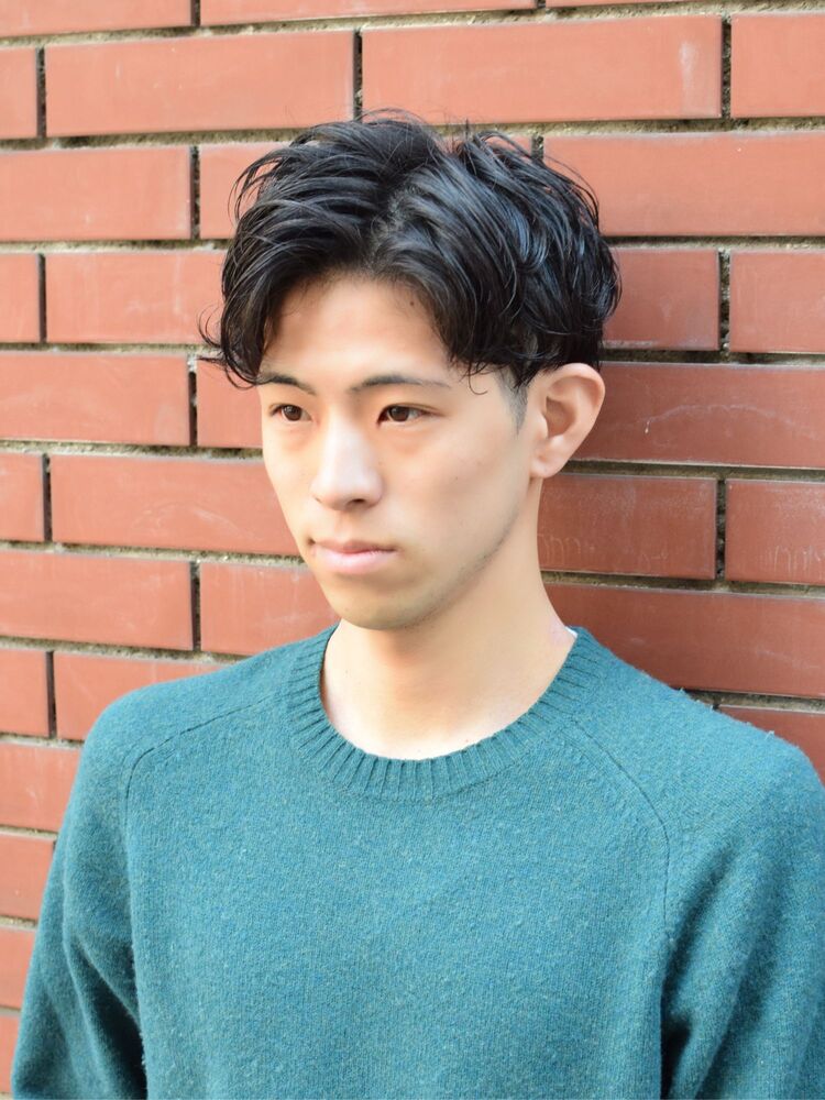 メンズ ツーブロック ビジネス 黒髪 アップバング 七三 センターパート スパイラルパーマ｜QUONHEAL 谷町（クオンヒール タニマチ