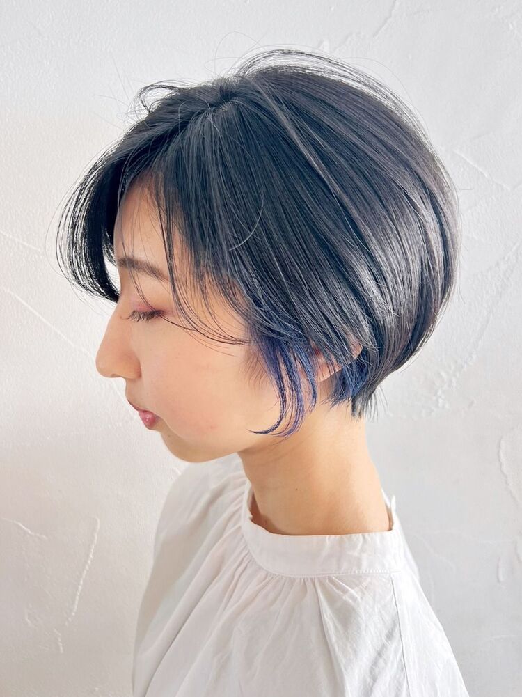イヤリングカラーブルー_女性/髪型/40代/50代/ショート/ショートボブ/ウルフカット