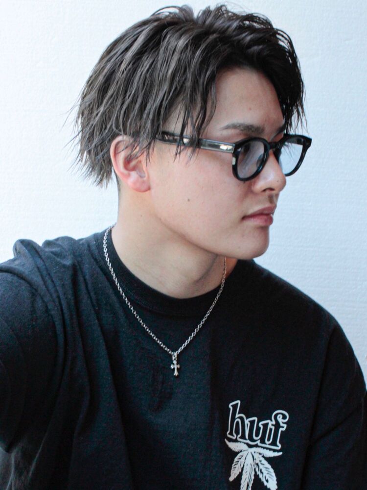 ツイストパーマ、スパイラルパーマ、センターパート、メンズハイトーン、アップバング、ソフトツーブロック｜ KENTAのヘアスタイル情報