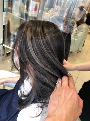 21年秋冬 外国人風カラー セミロングの新着ヘアスタイル 髪型 ヘアアレンジ Yahoo Beauty