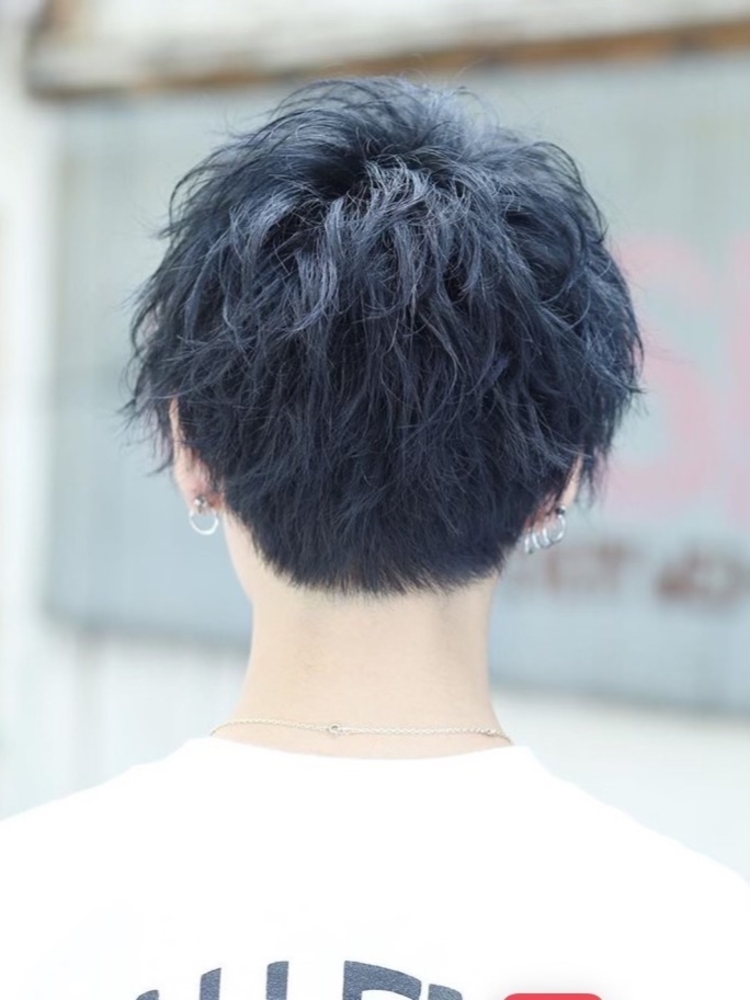 ブルーブラックのひし形シルエットがかっこよく決まる ショートウルフマッシュです Lipps 石井里奈のヘアスタイル情報 Yahoo Beauty