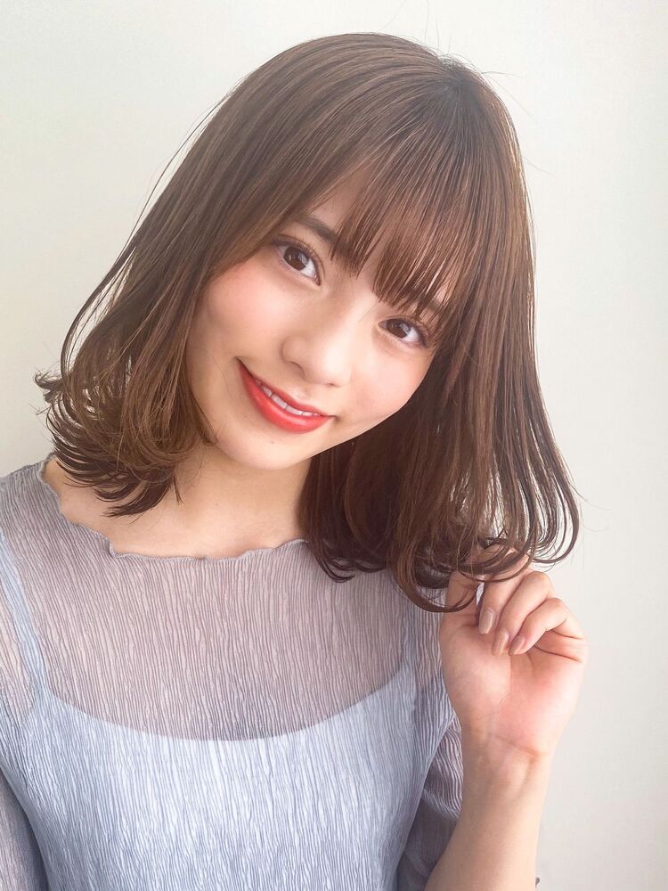 スタイリング簡単 毛先のワンカールだけで可愛いミディアムレイヤースタイル あのヘアスタイル情報 Yahoo Beauty