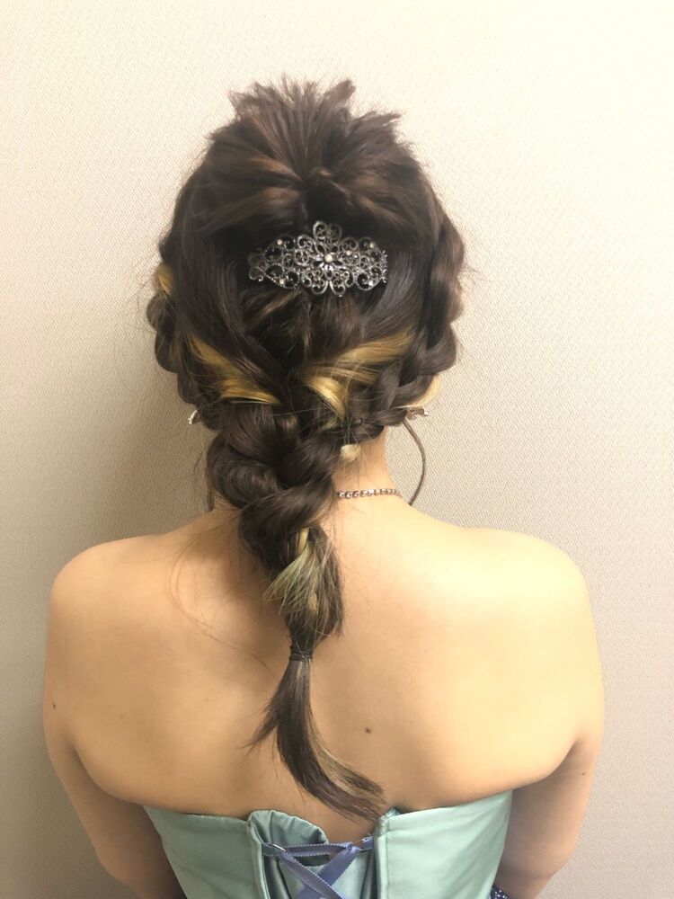 インナーカラーでヘアアレンジするとインナーカラーの色がオシャレに演出 Shun カリーナ コークス のヘアスタイル情報 Yahoo Beauty