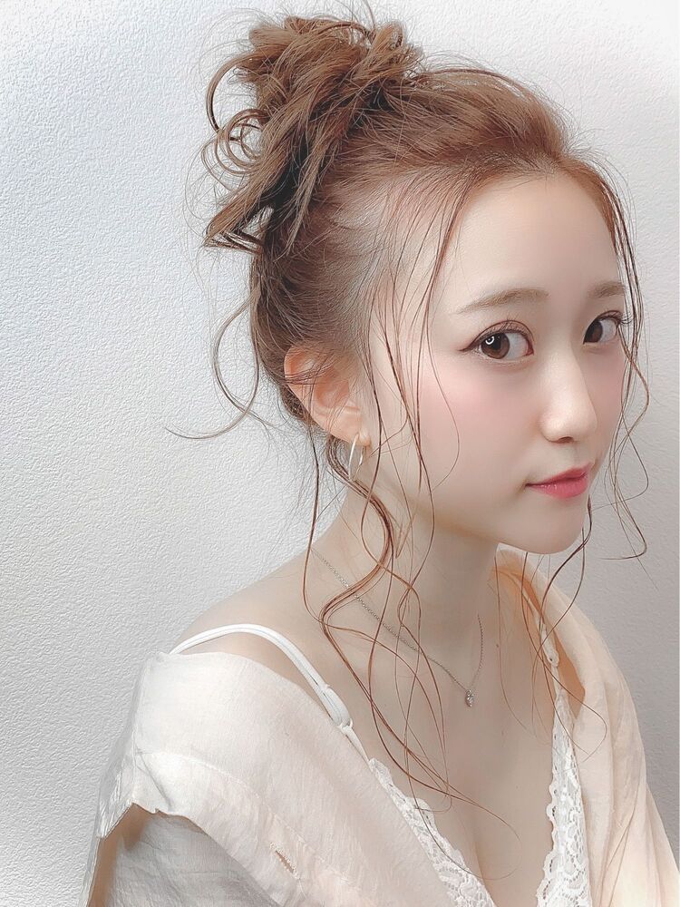 後れ毛がかわいい カジュアル向けアップ ゆるふわヘアアレンジ Amoute アムティ Hiro Amouteのヘアスタイル情報 Yahoo Beauty