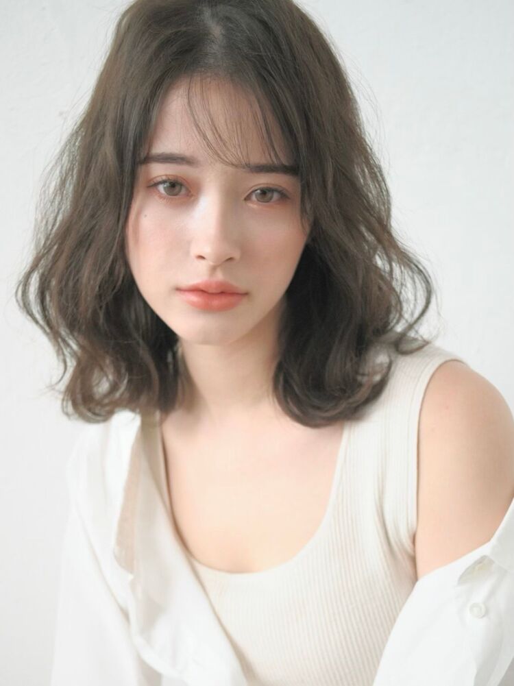 ミディアムレングスのゆるふわパーマ La Familia ラ ファミリア 千田 営司 原宿 表参道の髪型 ヘアスタイル ヘアカタログ情報 Yahoo Beauty ヤフービューティー